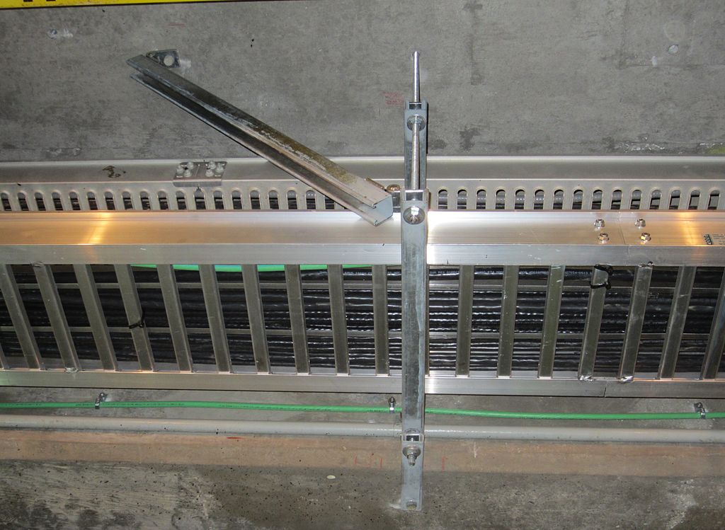 Cable tray with supoprt